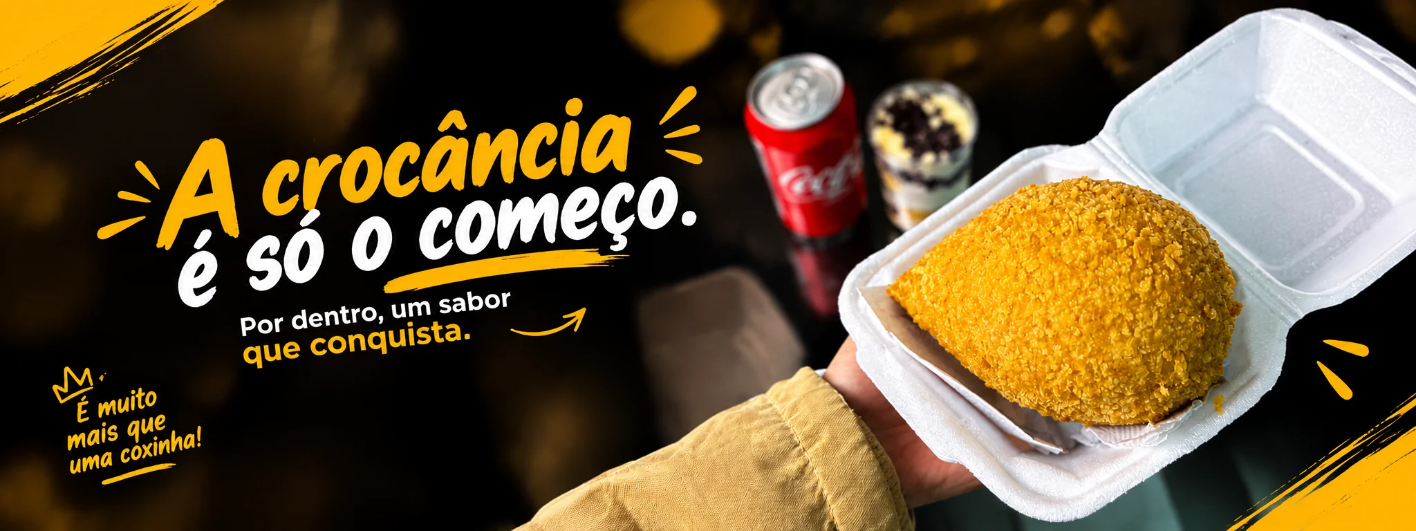 A crocância é só o começo. Por dentro, um sabor que conquista. É muito mais que uma coxinha! Super coxona da Júlia Machado na embalagem, com refrigerante e doce no copo.