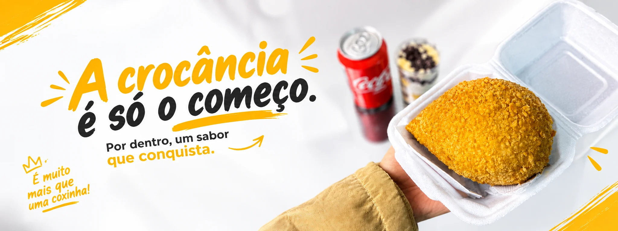 A crocância é só o começo. Por dentro, um sabor que conquista. É muito mais que uma coxinha! Super coxona da Júlia Machado na embalagem, com refrigerante e doce no copo.