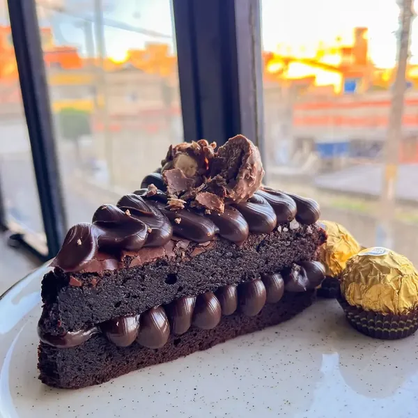 Fatia de torta de chocolate