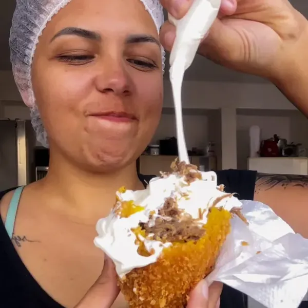 Júlia provando a coxona